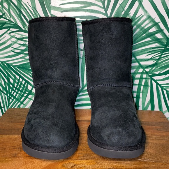 UGG 1016223 Classic Short II Black Sheepskin Boots Women’s 8 - Picture 2 of 12